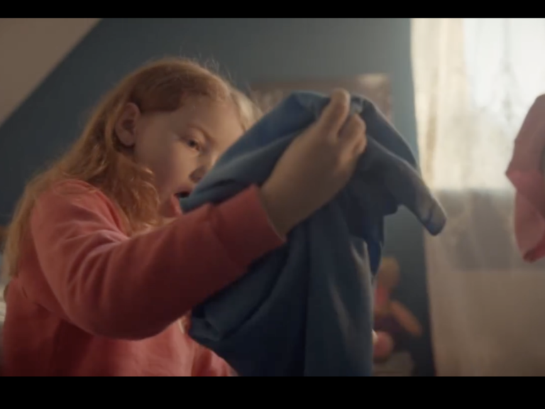 Flicka med fotbollströja från 80-talet.